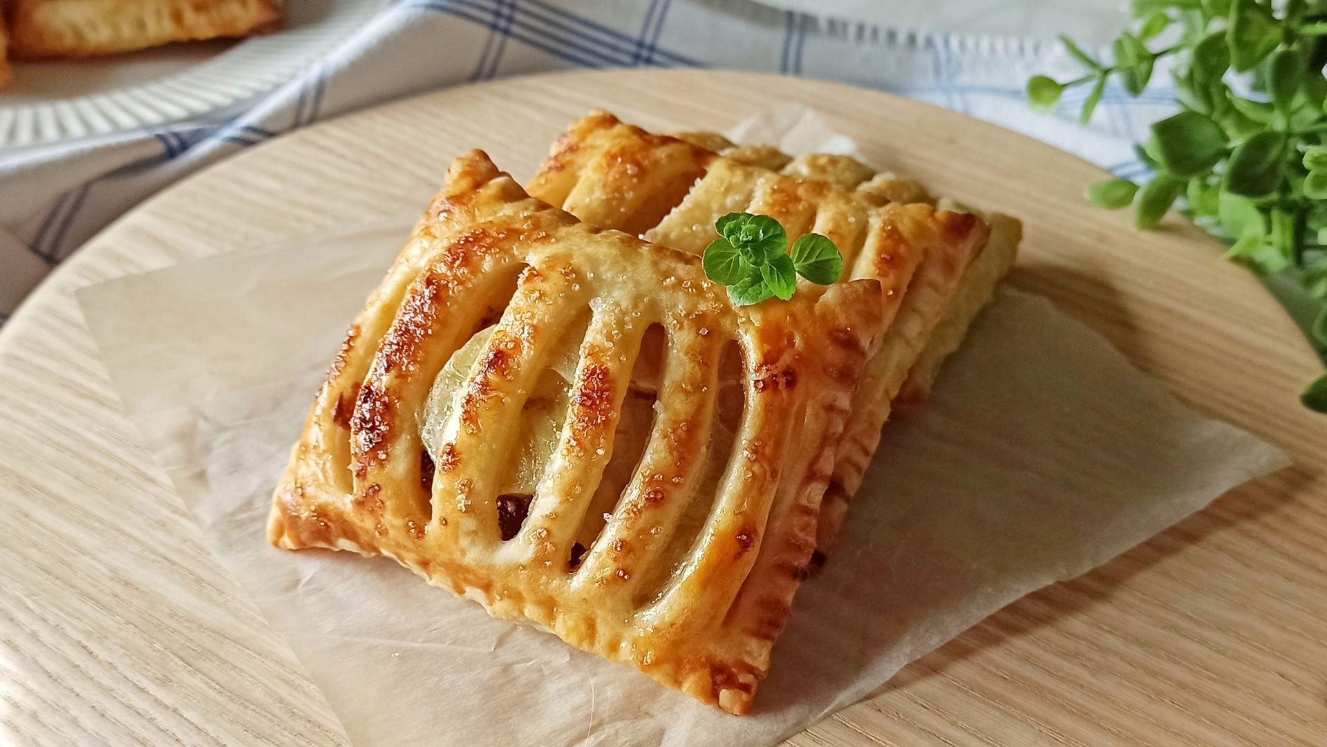 Слойки с яблоком и бананом