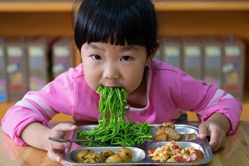 Я хочу есть по китайски. Еда в детском саду Китая. Что едят корейцы. Кореянка с едой.