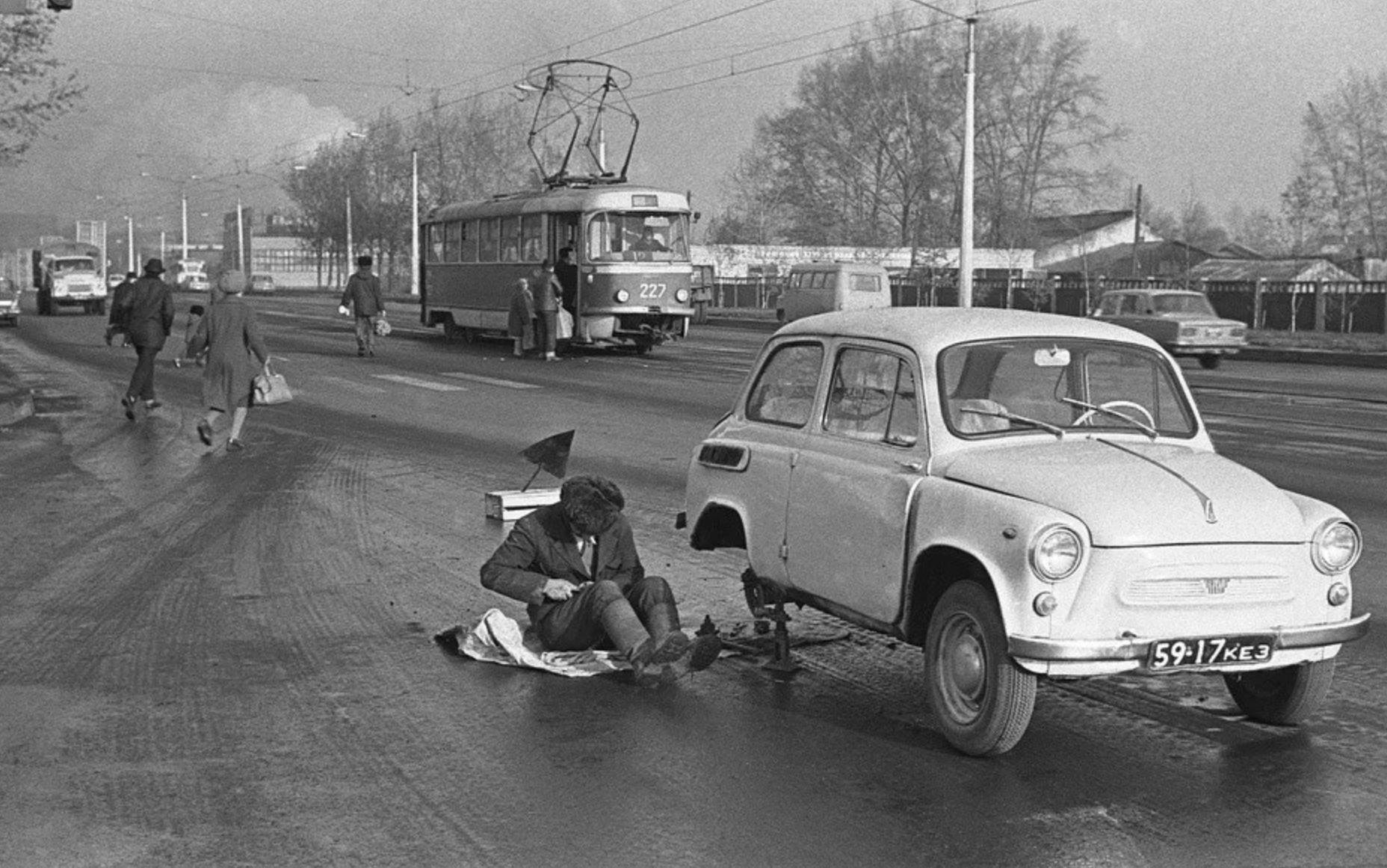 Советский союз улица. ЗАЗ 965. 1981 Год СССР. Ретро СССР. Машины в 80-е годы.