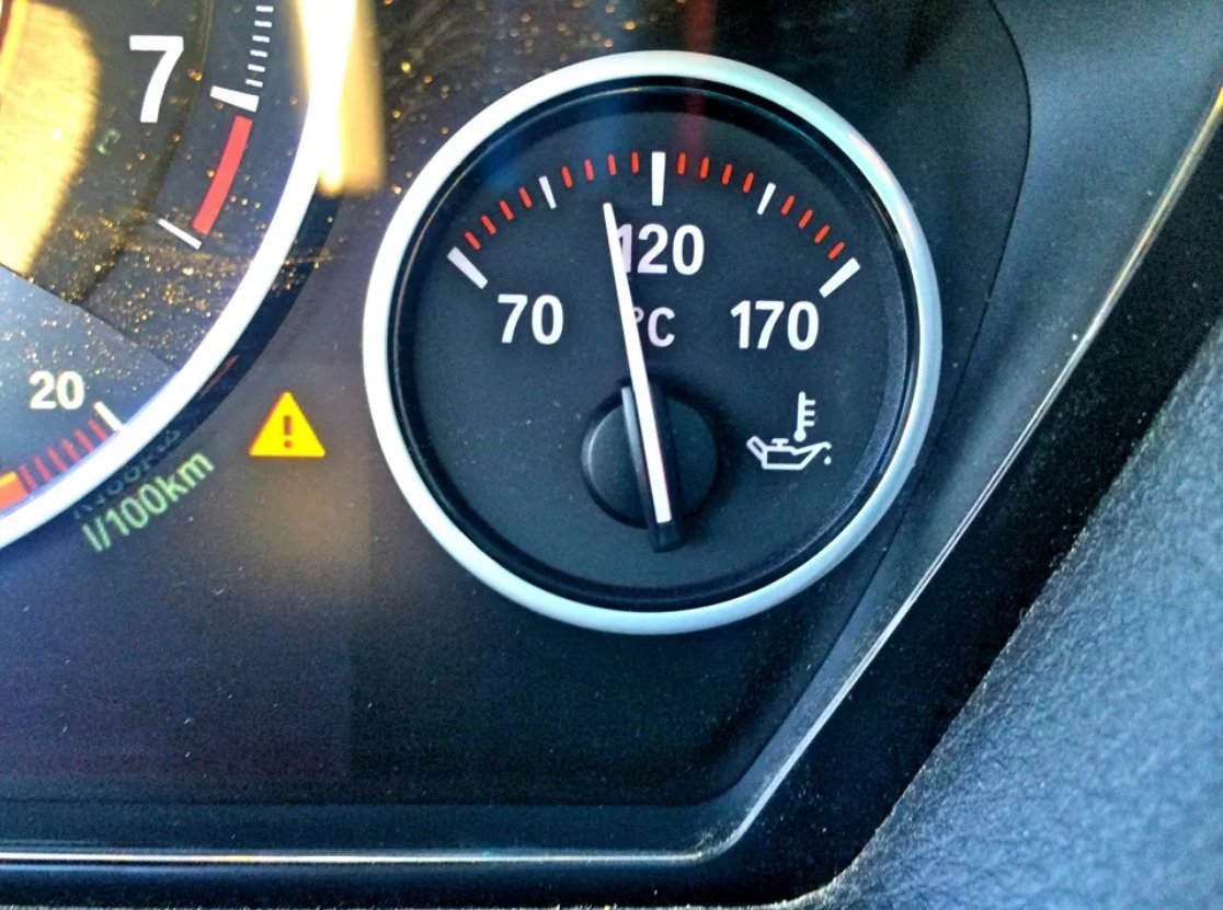 Рабочая температура двигателя автомобиля. Указатель температуры масла BMW. Указатель температуры охлаждающей жидкости в машине. Указатель температуры охлаждающей жидкости в машине на панели. Температурный датчик солярки на БМВ х1.