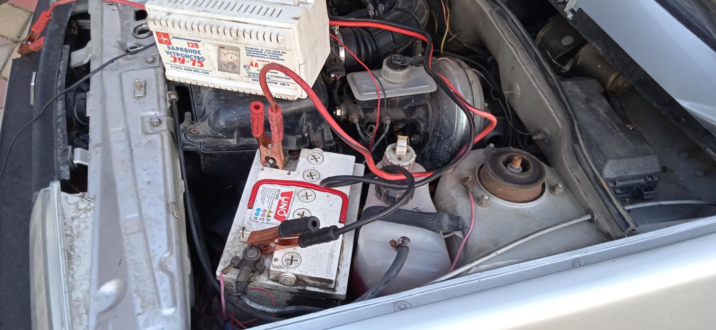 Можно ли заряжать замороженный аккумулятор. Схема подключения зарядного устройства к аккумулятору автомобиля. Можно ли заряжать замороженный аккумулятор. Lto, кислота и агм вместе. Подзарядка акб в морозы.