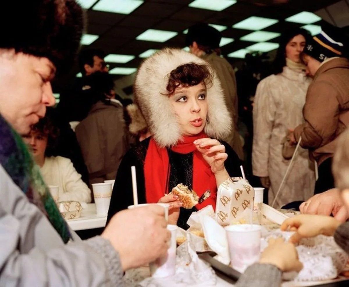 Впервые советские. Очередь в первый макдональдс в Москве 1990. Макдональдс 1990 Москва. Открытие первого Макдональдса в Москве 1990. Первый макдональдс в СССР 1990.