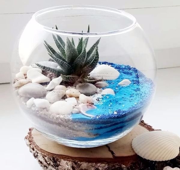 Как можно наполнить водой. Декор в круглой вазе. Флорариум с ракушками. Флорариум с песком и ракушками. Флорариум с морской Галькой.