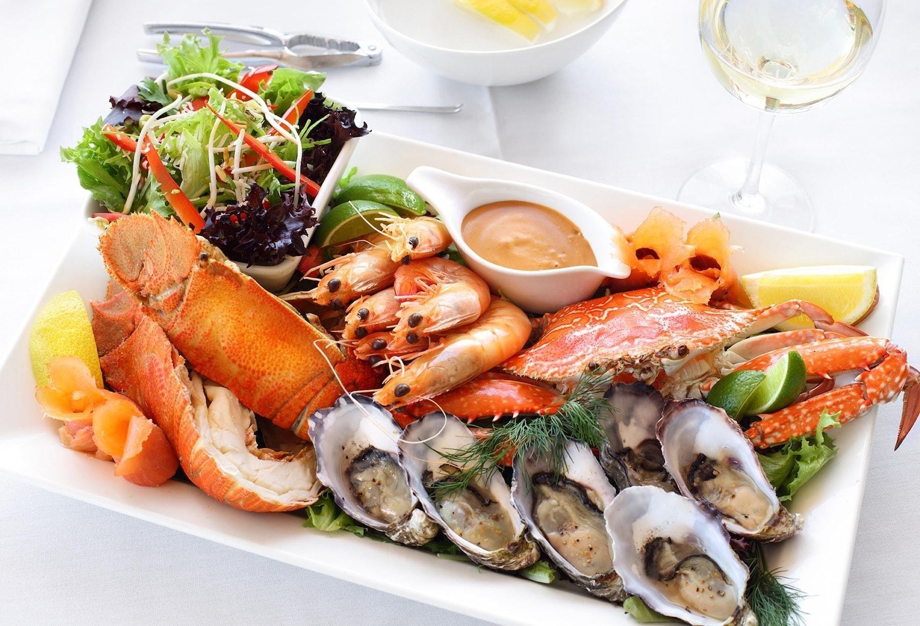 Как нужно есть морскую. Устрицы, лангусты, омары. Красивые морепродукты. Ассорти из морепродуктов. Блюда из рыбы и морепродуктов.