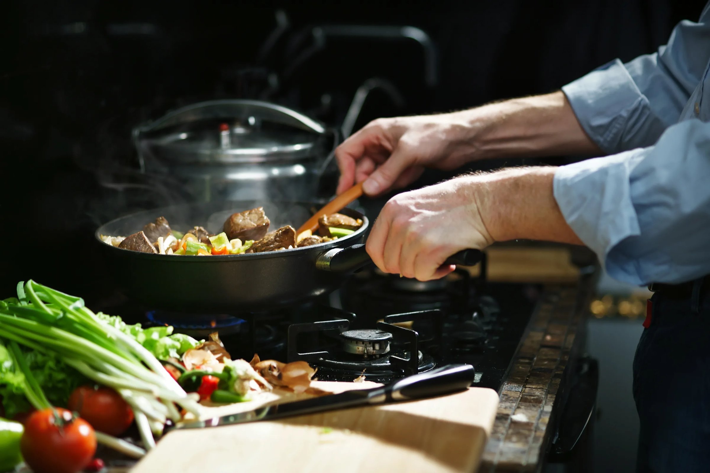 повар. шеф повар кухня. какие блюда готовит повар. процесс приготовления еды. шеф повар ресторана.