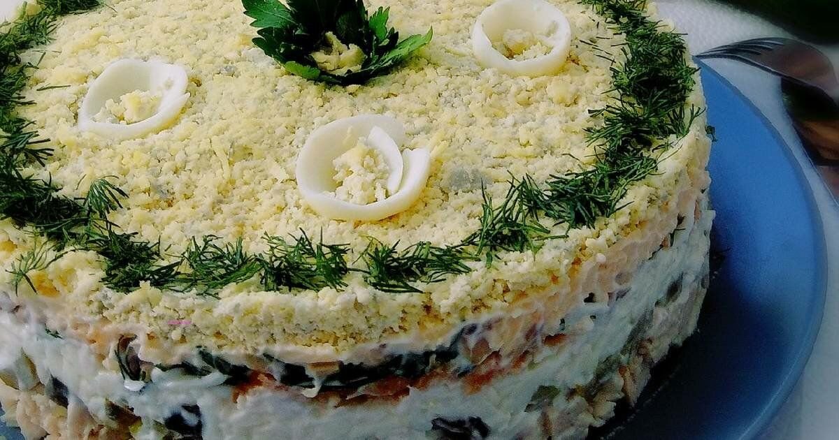 Рецепт салата с грибами и курицей слоями. Салат с шампиньонами консервированными. Салат слоёный с курицей и шампиньонами. Салат с шампиньонами и курицей слоями. Слоеный салат с жареными шампиньонами.