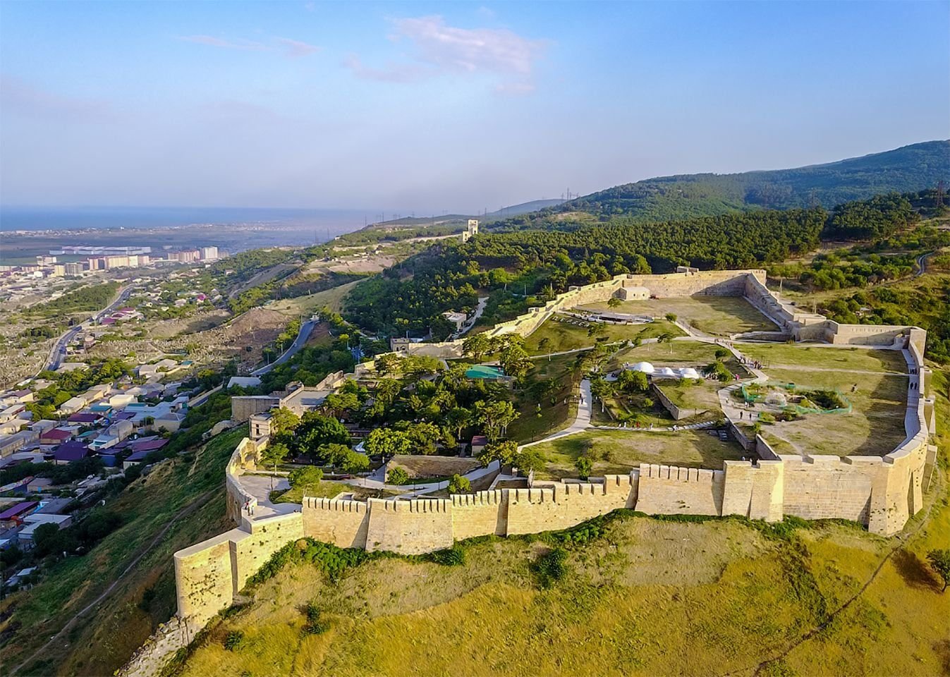 Какой самый старый город. Цитадель Нарын-кала Дербент. Крепость Нарын кала в Дагестане. Дербентская крепость Дагестан. Архитектурный комплекс Цитадель Нарын-кала.