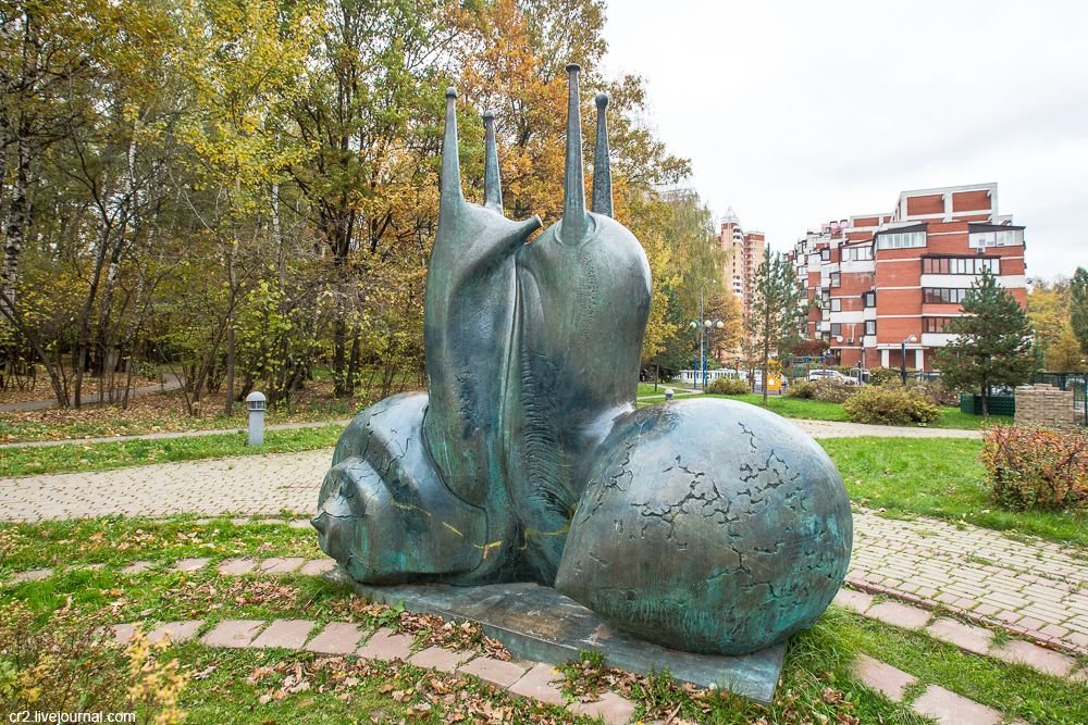 Памятники скульптуры москвы. Памятник улиткам в Куркино. Влюбленные улитки памятник в Москве. Две влюбленные улитки памятник в Москве. Влюбленные улитки в Куркино.