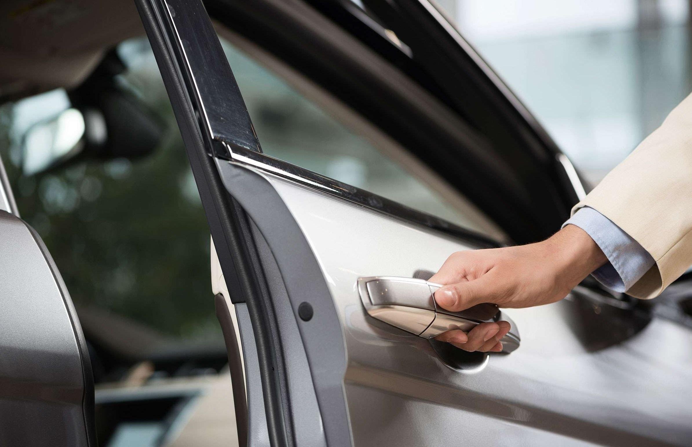 человек открывает дверь ключом. дверь полицейской машины. ветровики на двери автомобиля. схема вибро шумоизоляции автомобиля. открытая дверь автомобиля.