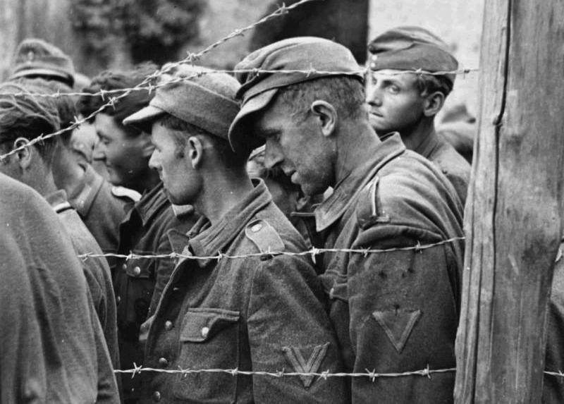 Военнопленный международное право. Лагерь военнопленных 1945. Немецкие солдаты второй мировой войны плен. Пленные солдаты вермахта Берлин. Лагерь военнопленных в Германии вторая мировая.