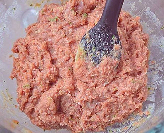 Фарш для пельменей. Котлетыизкуринногофарша. Фарш для пельменей домашний. Молоко в фарш для котлет. Вкусный фарш для котлет.