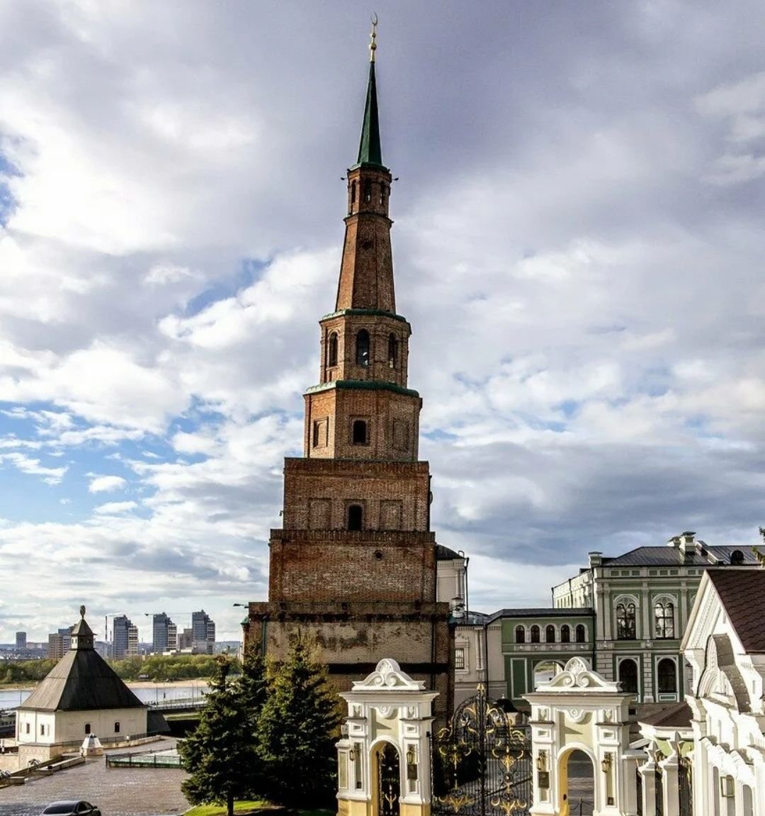 Башня сююмбике. Казанский Кремль Казань башня Сююмбике. Падающая башня Сююмбике в Казани. Башня сиюм Беке Казанского Кремля. Башню Ханши Сююмбике.