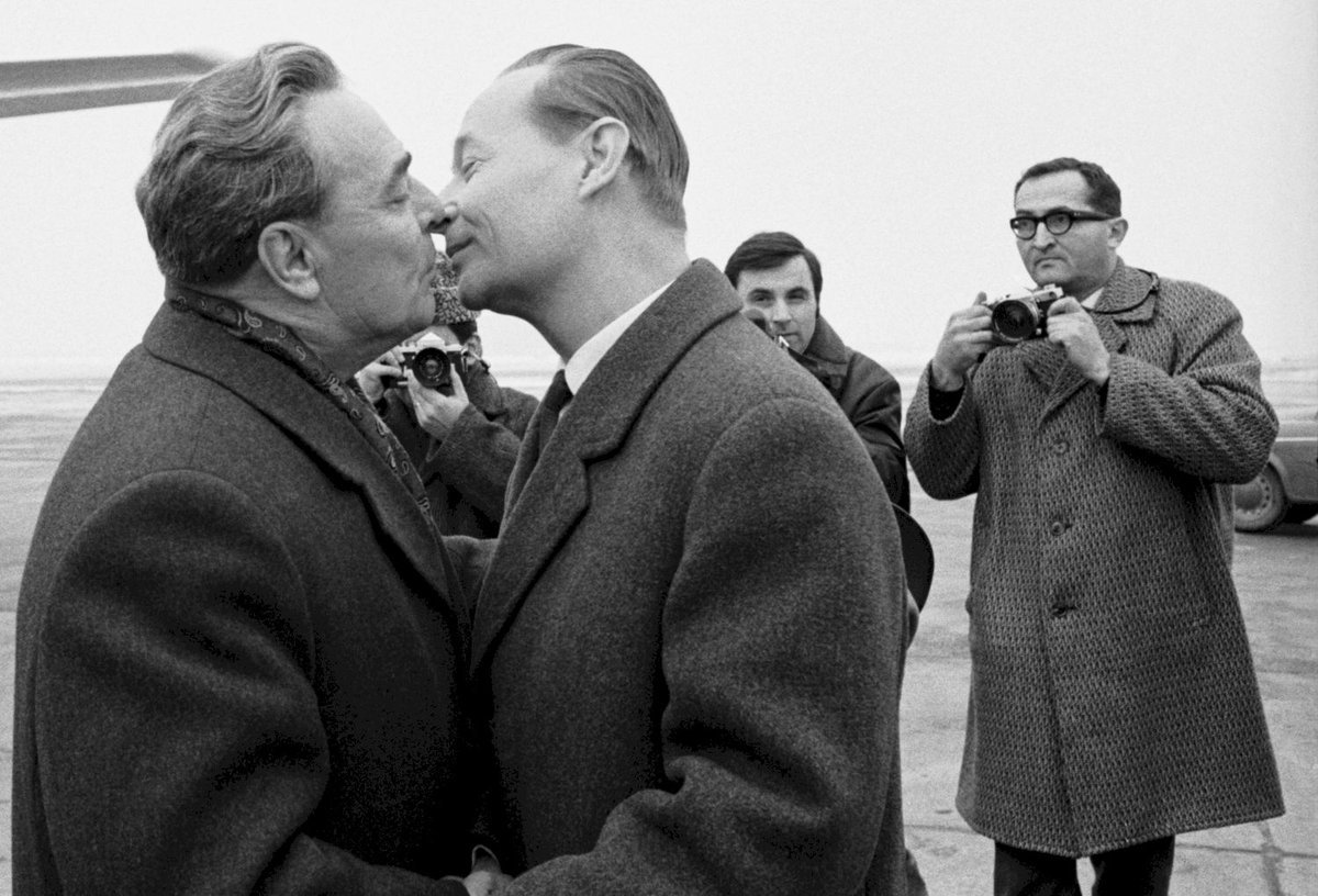 Брежнев идет. Брежнев и Дубчек 1968.