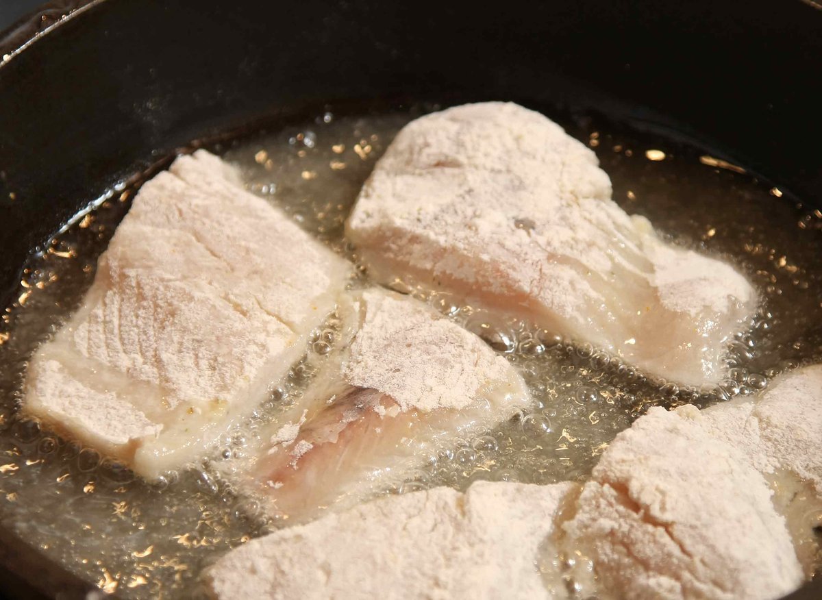 Рецепт с филе кусочками. Порционные куски рыбы обжаривают. Рыба Панированная в муке. Порционные куски рыбы филе. Порционные куски в муке.