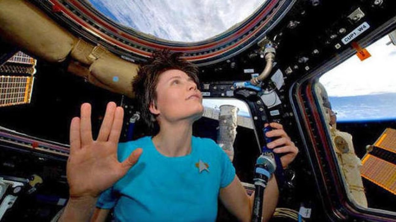 Какой интернет в космосе. Саманта Кристофоретти. Саманта Кристофоретти пилот. Занятия йога на МКС Саманта Кристофоретти. Кристофоретти в космосе выход.