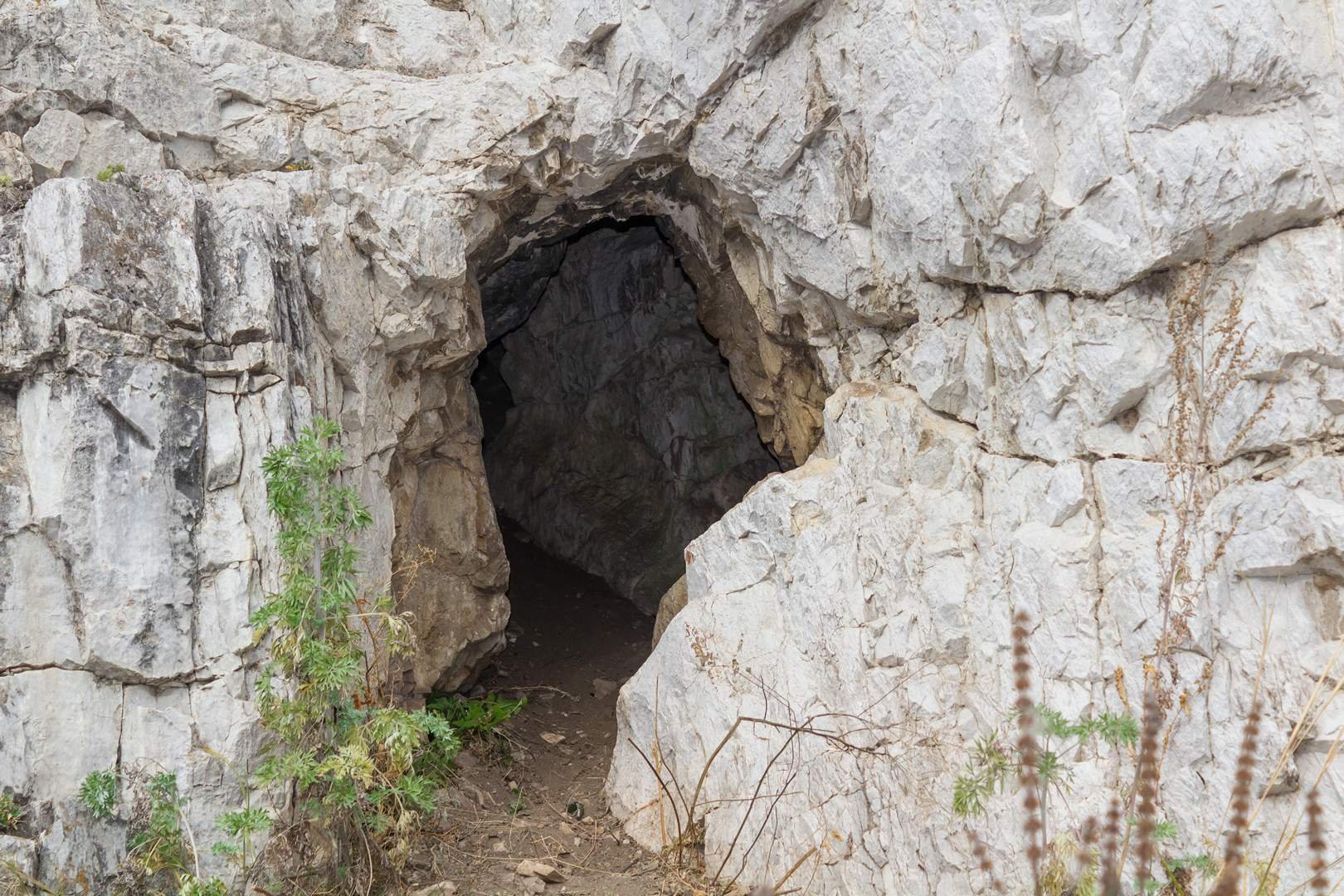 Устиновский каньон пещера