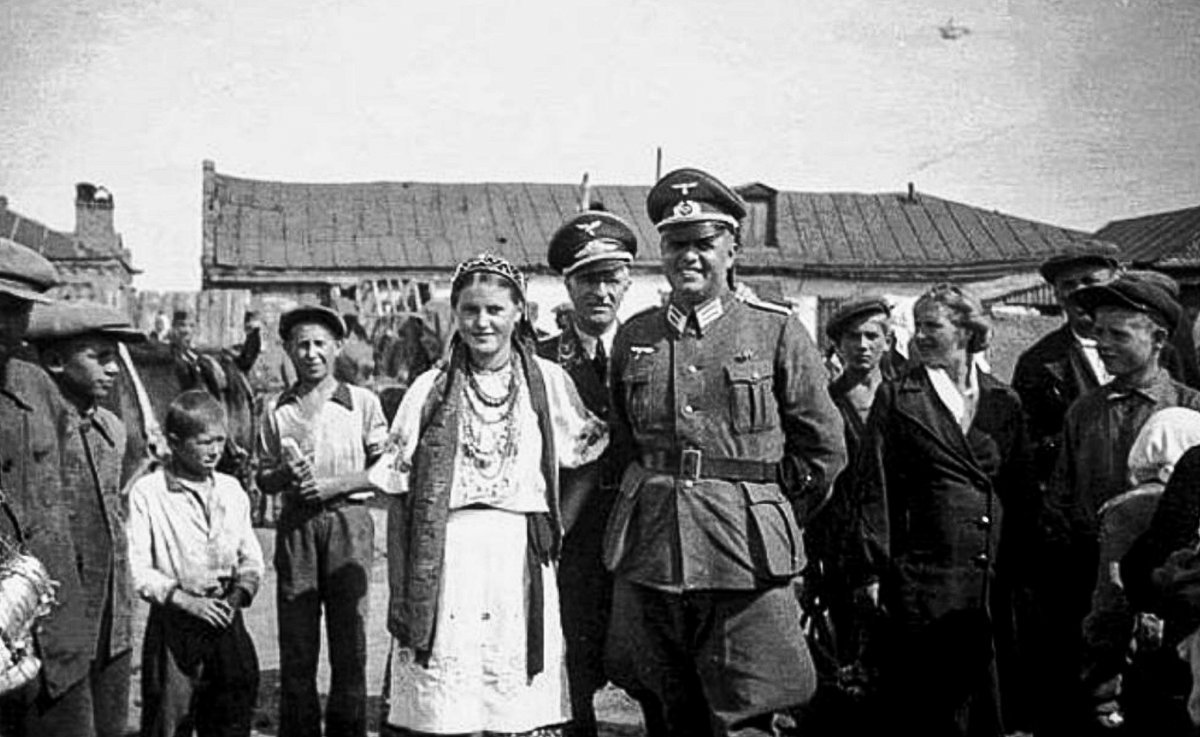Повседневная жизнь на оккупированных территориях. Украинские деревни в оккупации 1941. Фашисты на Украине 1941. Украинки с фашистами. Немцы в Западной Украине.