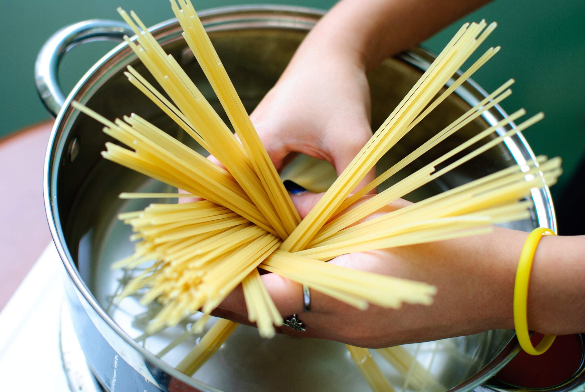 кастрюля для спагетти. макароны отваренные. макароны варятся. приготовление макарон. кастрюля для спагетти.