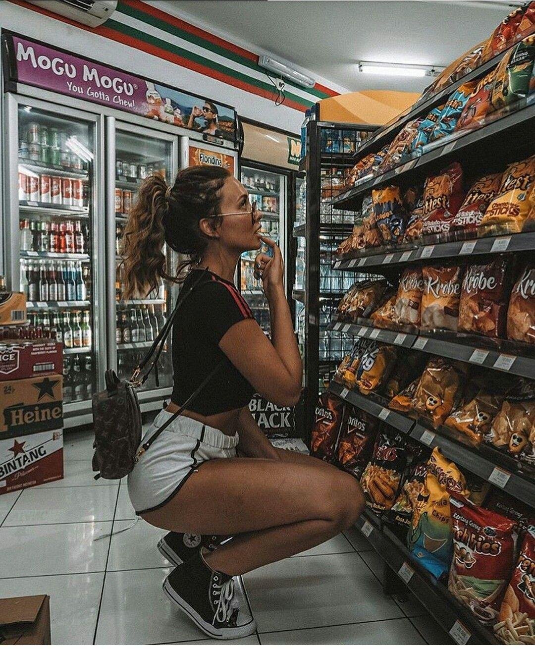 Красивая девушка в супермаркете