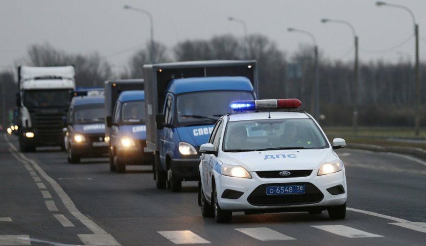 Сопровождение транспорта. Организованная автомобильная колонна. Красивая машина в колонне. Автомобили сопровождения ТС.