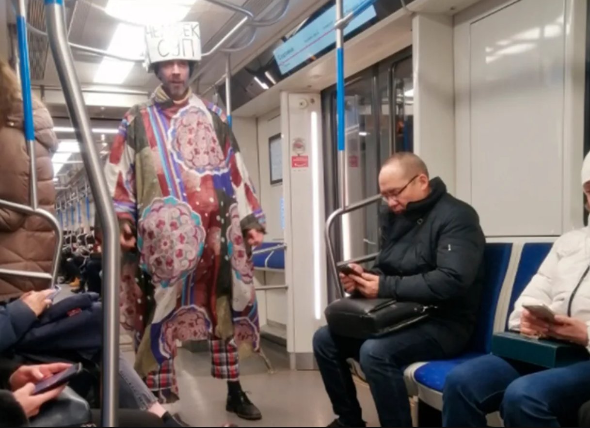 Люди в вагоне метро