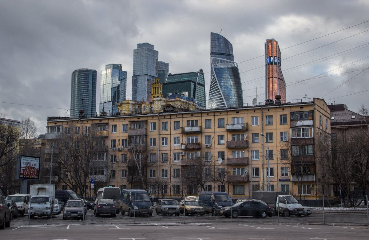 Возле здания. Москоу Сити и хрущевки. Контраст Москва Сити и хрущевки. Москоу Сити пятиэтажки. Москва Москва Сити контраст.