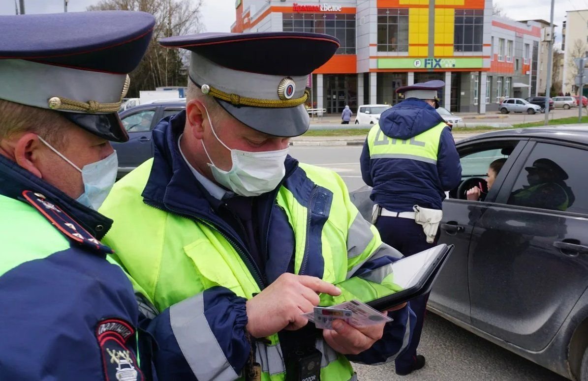 сотрудник дпс. обязан ли водитель выходить из машины по требованию сотрудника дпс. сотрудник гаи. юристы гаишники. гаишник останавливает машину.