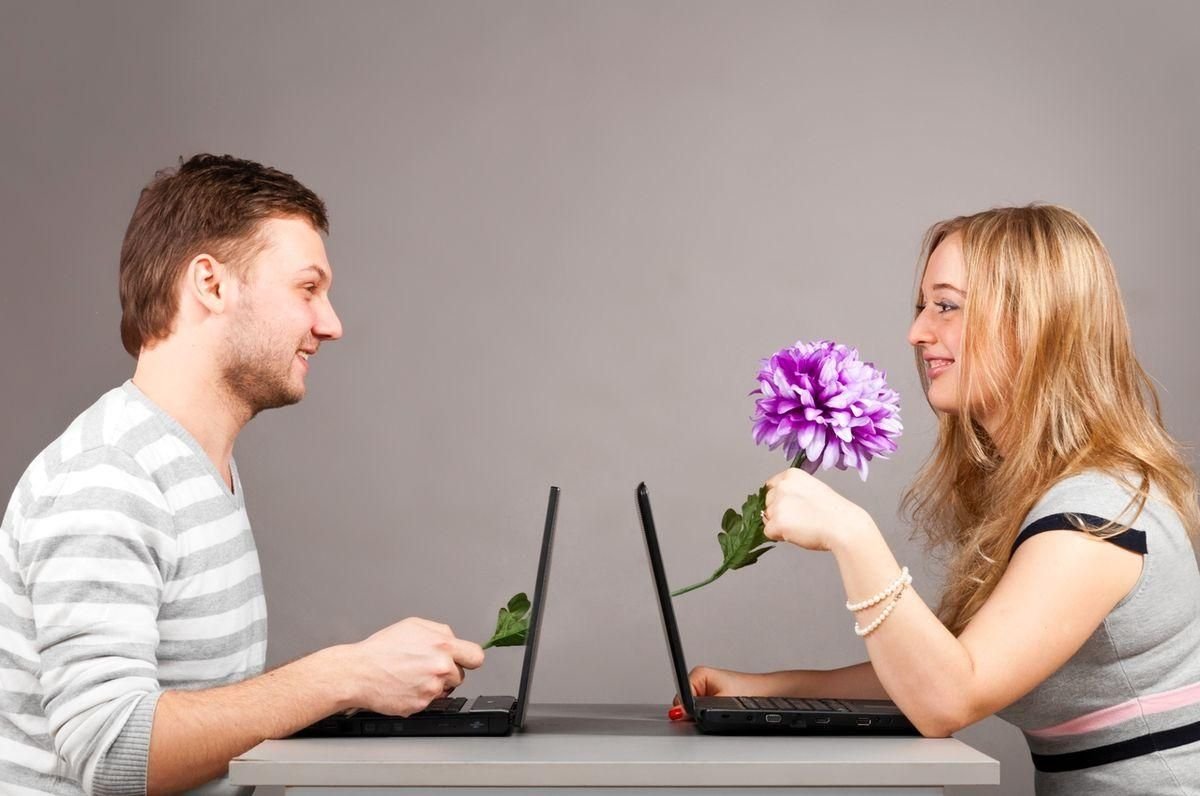 Виртуальный друг это. Общение в интернете. Общение в реальной жизни. Общение реальное и виртуальное. Мужчина и женщина в интернете.