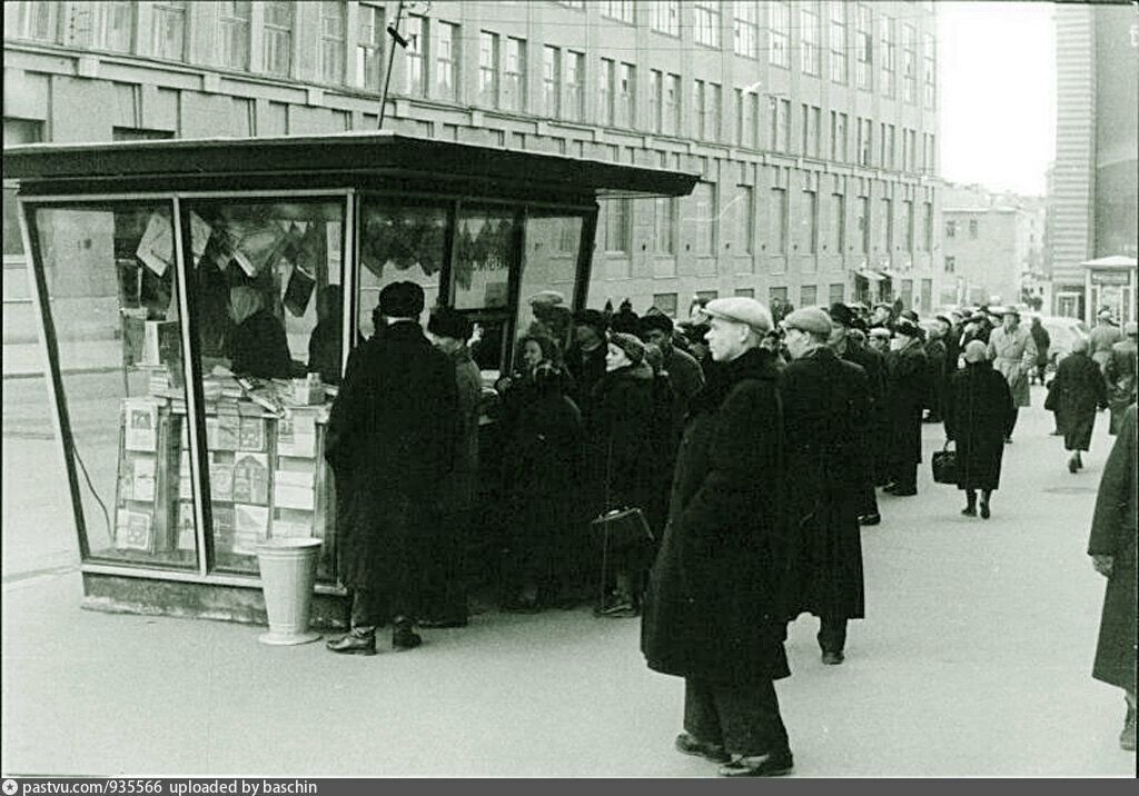 Советское центральный. Киоск Союзпечать очередь СССР. Очередь в ларек. Очередь за газетами. Киоски с газетами в Германии на вокзале.