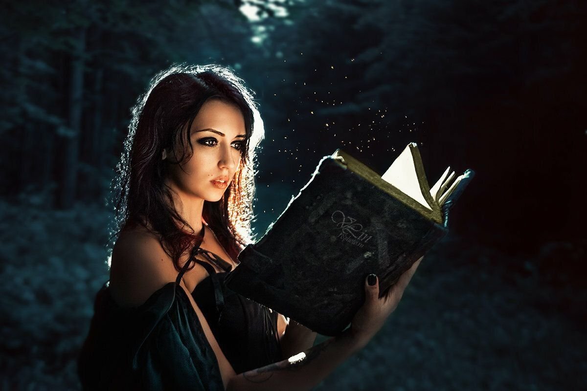 Ведьма читает