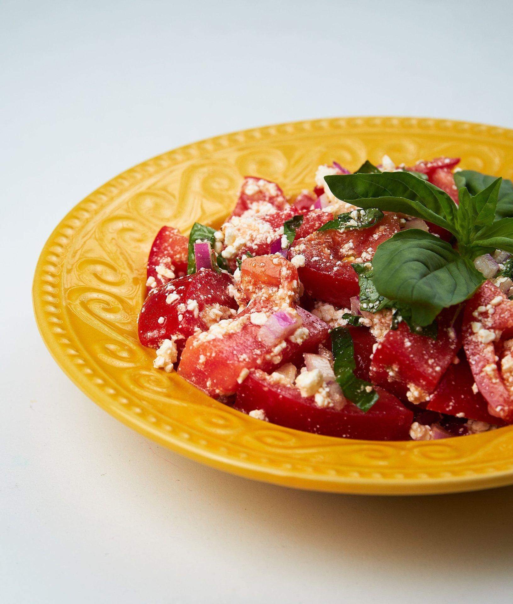 салат из помидоров с творожным сыром. салат гарден. сербская кухня салат. салат фантазия с помидорами. укроп петрушка кинза.