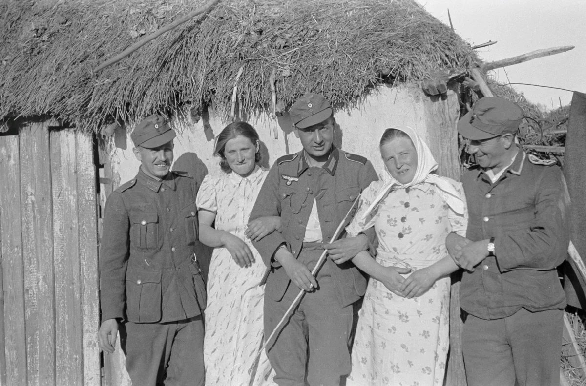 Жить в оккупаций. Асмус Реммер. Франц Грассер фотографии 1942. Немецкие солдаты в деревне.