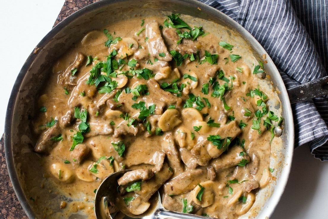 Рецепт бистрогана в из говядины со сметаной. Бефстроганов. Beef Stroganoff. Бефстроганов классический. Бефстроганов из говядины.