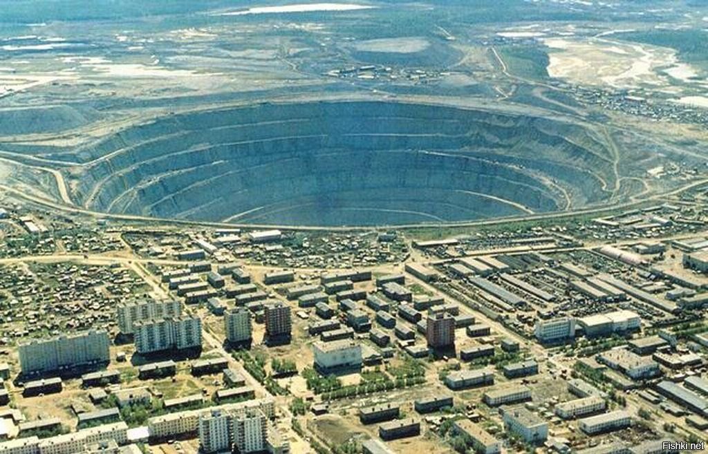 Мирный города рядом. Карьер Мирный Якутия. Мирный Якутия алмазный карьер. Мирный Якутия кимберлитовая трубка. Город Мирный карьер.