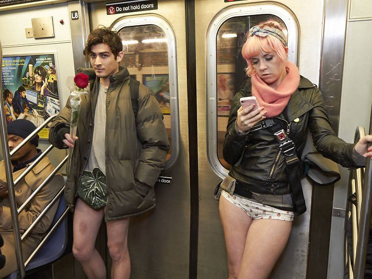 Метро дам. No Pants Subway Ride Москва. No Pants Subway Ride 2019. No Pants Subway Ride Россия. Смешно одетые люди.