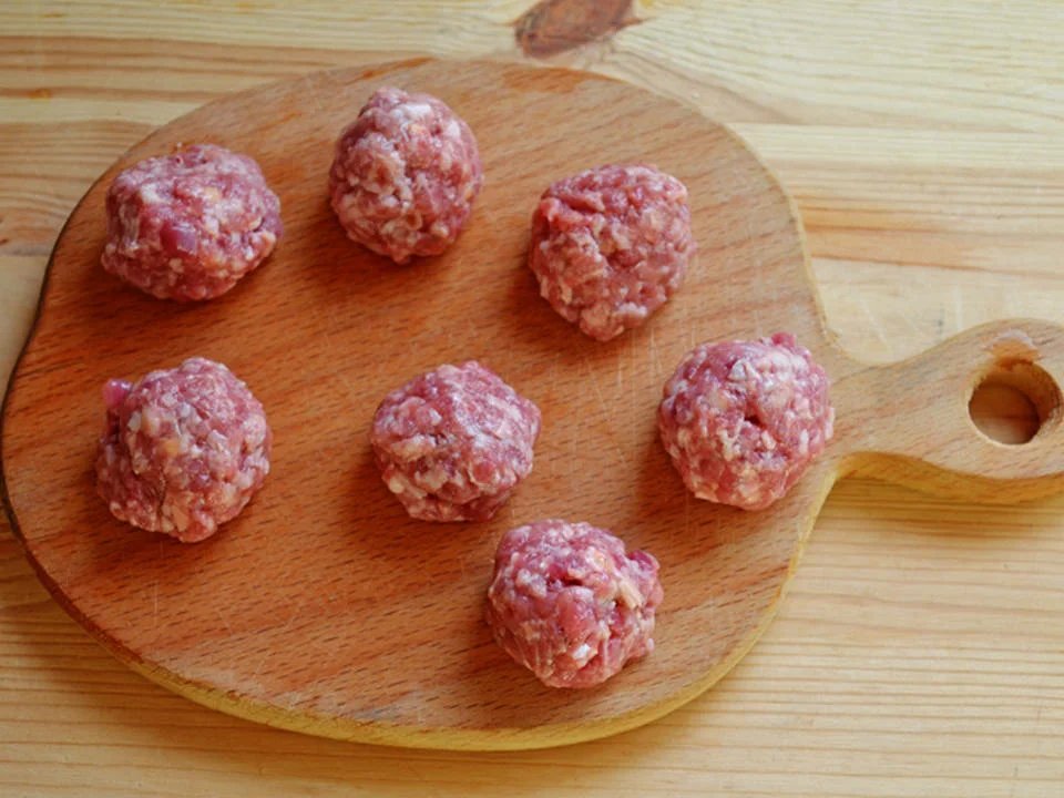 Суп с фрикадельками из индейки. Albert polévka s jatrovymi knedlíčky. Суп с фрикадельками фото. Добавляют ли в фрикадельки яйцо для супа. Суп с фрикадельками на белом фоне.