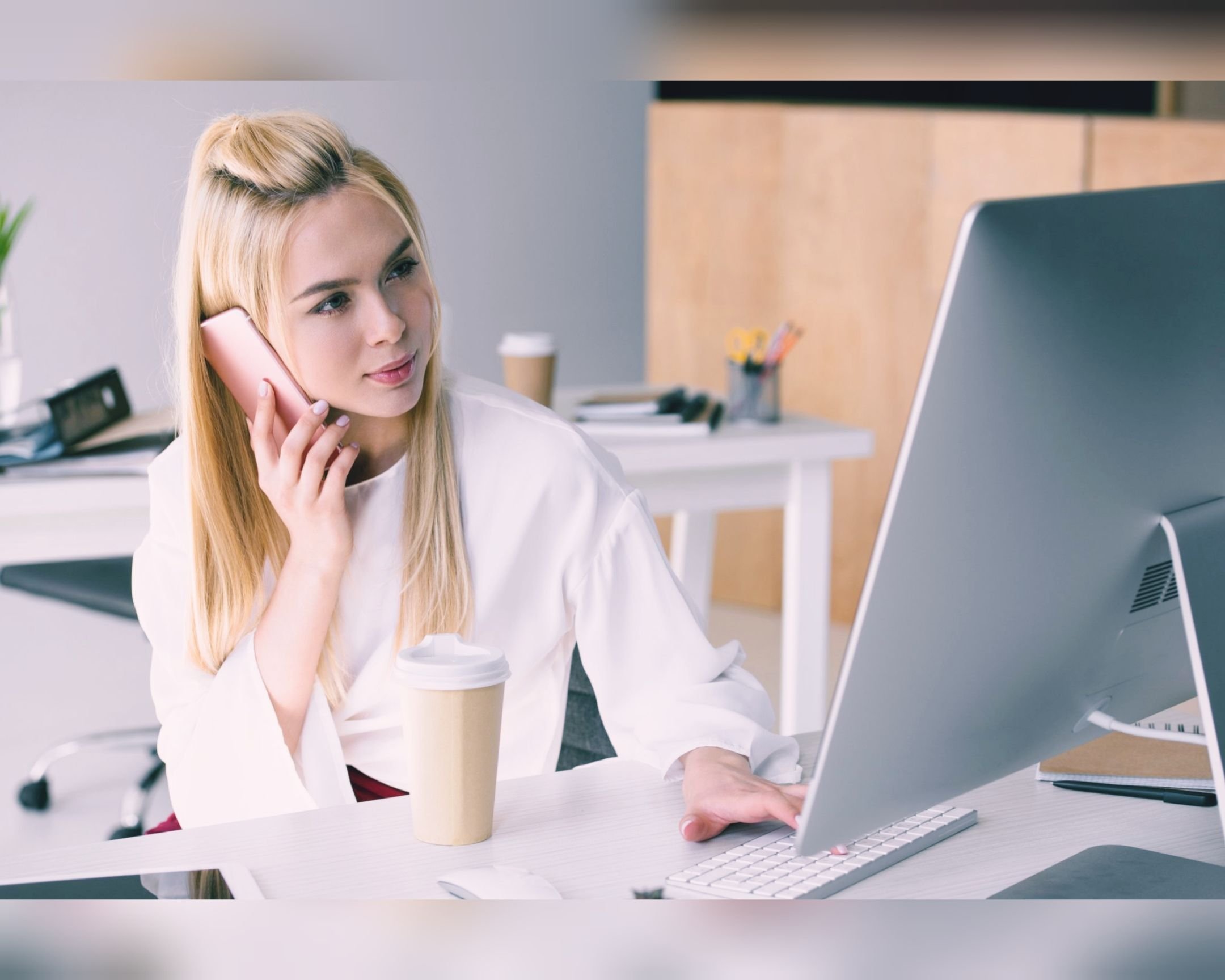 Девушка с ноутбуком. Офис менед. Девушка сидит за компьютером. Женщина за ноутбуком. Девицы работают.