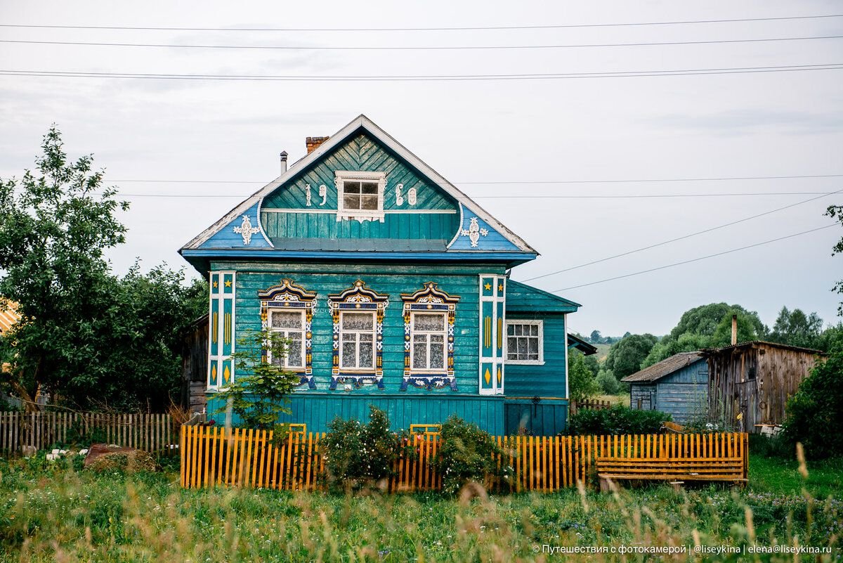 Резные наличники на кирпичном доме