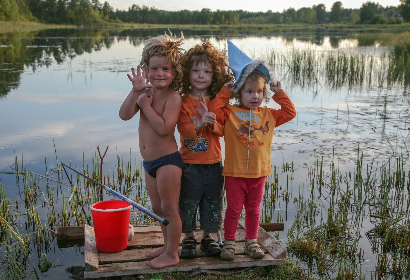 Каникулы летом в деревне. Летом на речке. Дети на озере. Дети на речке в деревне. Лето речка.