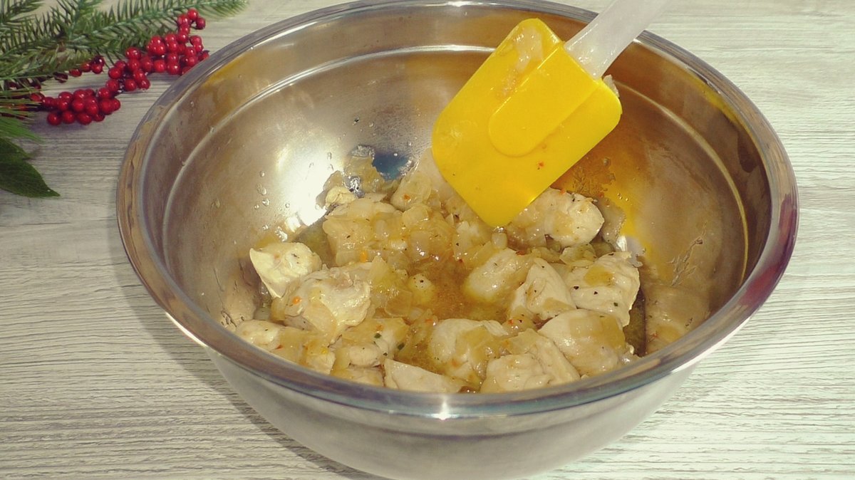 Что приготовить на обед рецепты. Приготовление яичницы на сковороде. Омлет на сковородке. Омлет на сковороде домашний. Как приготовить обычные.