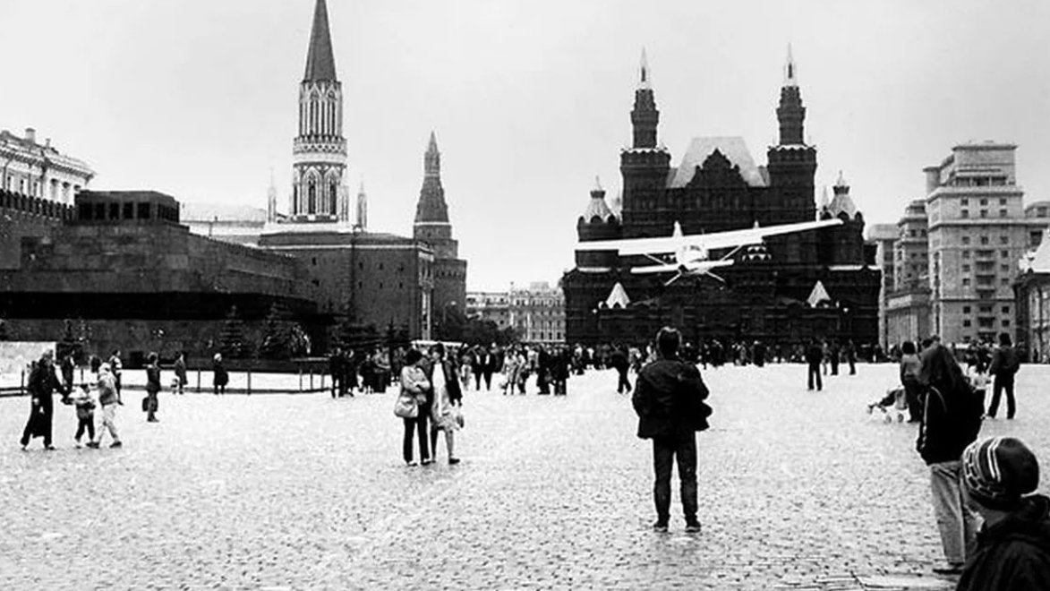 I sent to moscow. Маттиас Руст на красной площади 1987. Матиас Руст на красной площади. Матиас Руст сел на красную площадь. Матиас Руст приземлился на красной площади.