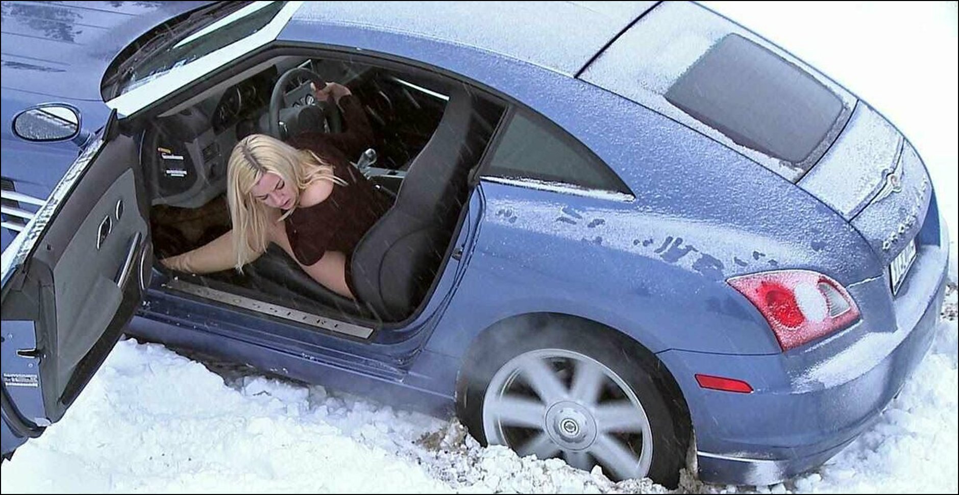 Авто девушка застряла в снегу