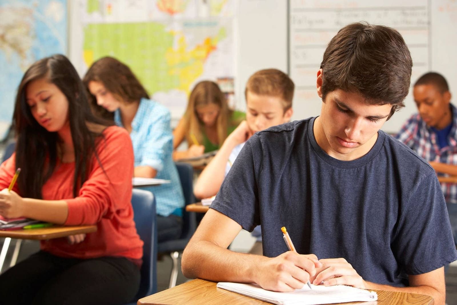 School test. Студенты на уроке. Студент за партой. Подросток за партой. Подростки на занятиях.