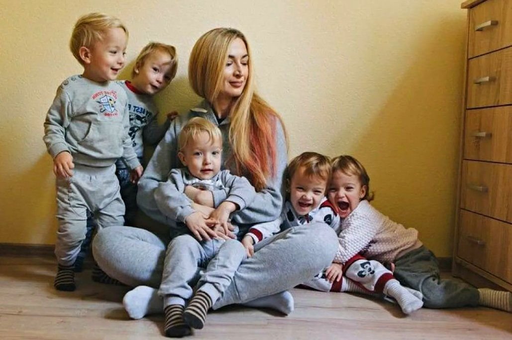 оксана кобелецкая пятерня. красивая многодетная мама. у отца мэри 5 дочерей как зовут пятую. у мамы было пять детей. у мамы было пять детей.