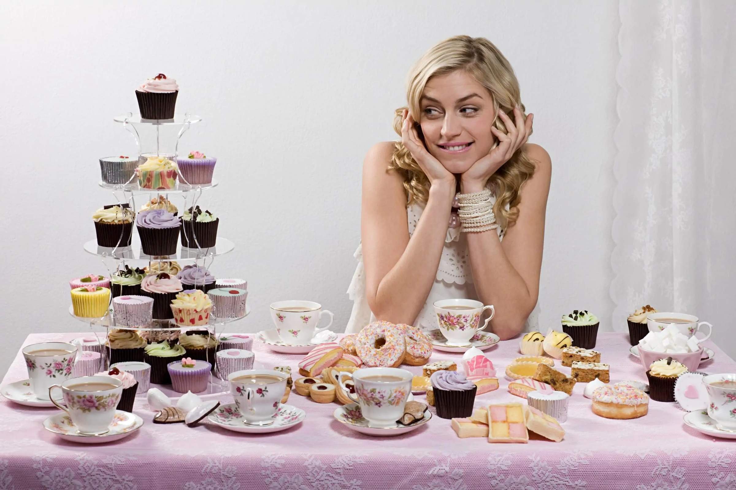 Пьем вместо еды. Девушка и пирожное. Девушка со сладостями. Торт для девушки. Человек ест сладкое.
