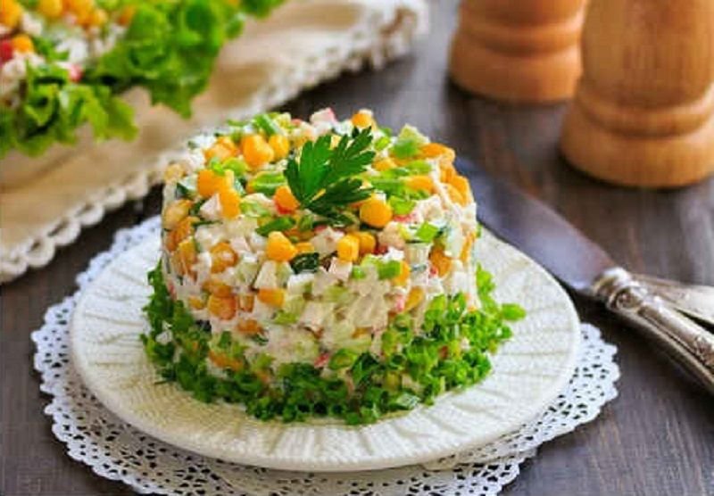 Салат с крабовыми палочками украсить. В оливье можно добавить кукурузу. В оливье можно добавить кукурузу. Столичный салат кукуруза. Салат оливье с кукурузой.
