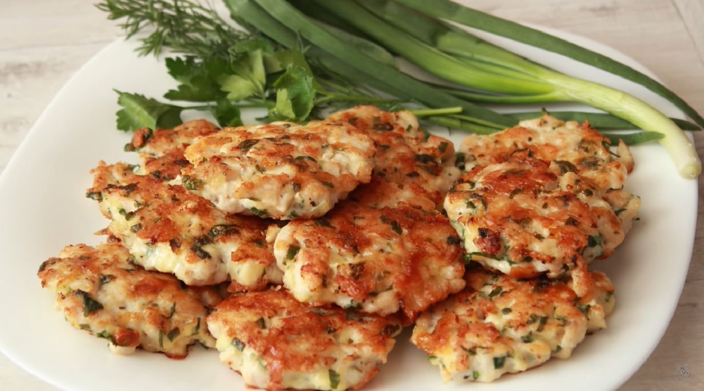Пп рубленные котлеты из грудки. Куриные растрепки. Котлеты из куриной грудки. Котлета куриная рубленая. Котлеты рубленые из курицы.