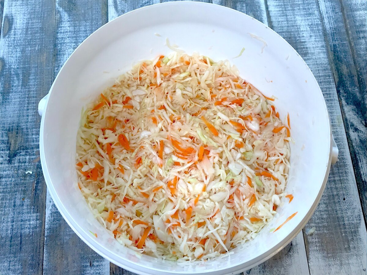 Красная квашеная капуста. Квашеная краснокочанная капуста. Квасить краснокочанную капусту. Капуста квашеная. Квашеная краснокочанная капуста.