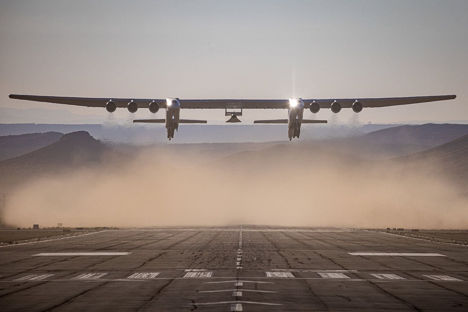 Самый великий самолет. Самолет Roc Stratolaunch. Самолет Stratolaunch model 351. Roc (Stratolaunch model 351). Двухфюзеляжный самолет Stratolaunch.