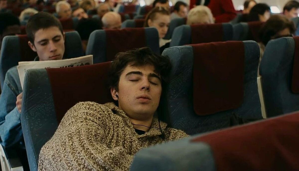 Спи братишка. Сергей Бодров аниме. Брат 2 Сергей Бодров спит в самолете. Данила Багров в самолете. Сергей Калхиташвили.